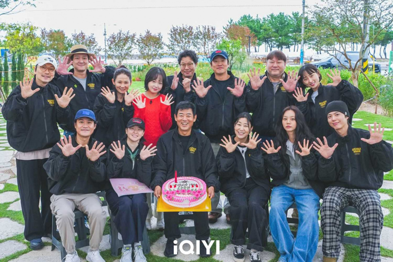 十週年團綜共集結 15 位主演回歸,包括成東鎰、羅美蘭、李惠利、朴寶劍、高庚杓等人齊聚一堂。(圖/愛奇藝國際版提供)