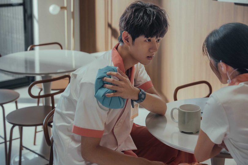 洪暐哲在《整形過後》飾演護理師。（圖／年代整合行銷提供）