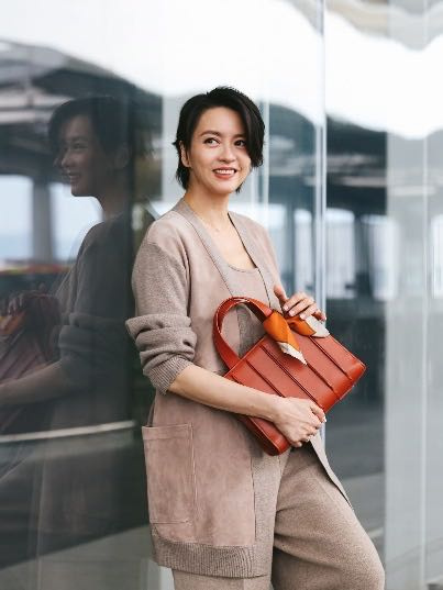 Max Mara全新Ready Icon Coat採用雙面純駝毛面料,以插肩袖、裹式剪裁與腰帶設計變化穿搭輪廓。(圖/品牌提供)