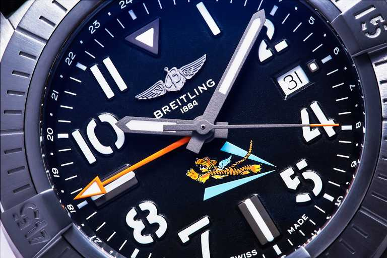 BREITLING「Avenger AVG飛虎隊80周年紀念」台灣限定款腕錶，採用質輕堅硬的DLC塗層鈦金屬錶殼，黑色面盤擁有中央時針、分針和秒針，以及指示第二時區的時針。（圖╱BREITLING提供）