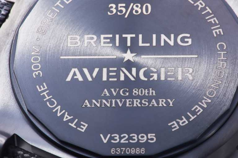 BREITLING「Avenger AVG飛虎隊80周年紀念」台灣限定款腕錶，黑色DLC鈦金屬底蓋上方鐫刻01-80的限量流水編號，下方為誌慶飛虎隊80周年的英文字樣。（圖╱BREITLING提供）