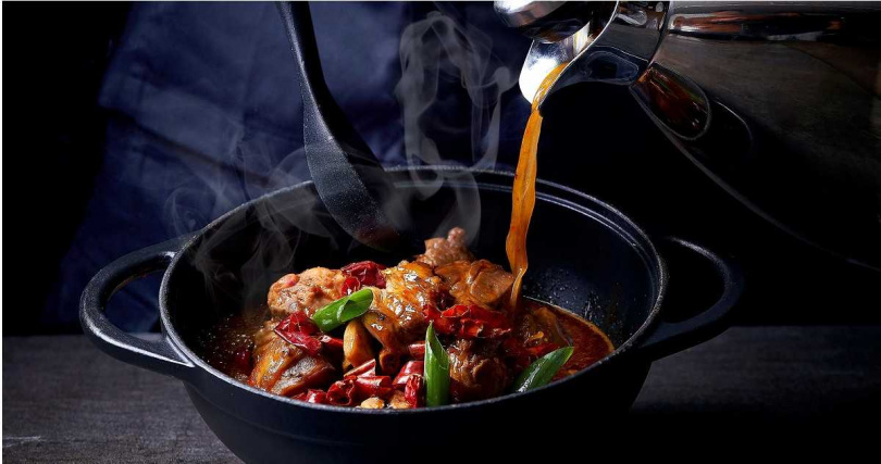 店家獨創的辣子爆雞乾濕雙饗鍋，可乾濕兩吃。