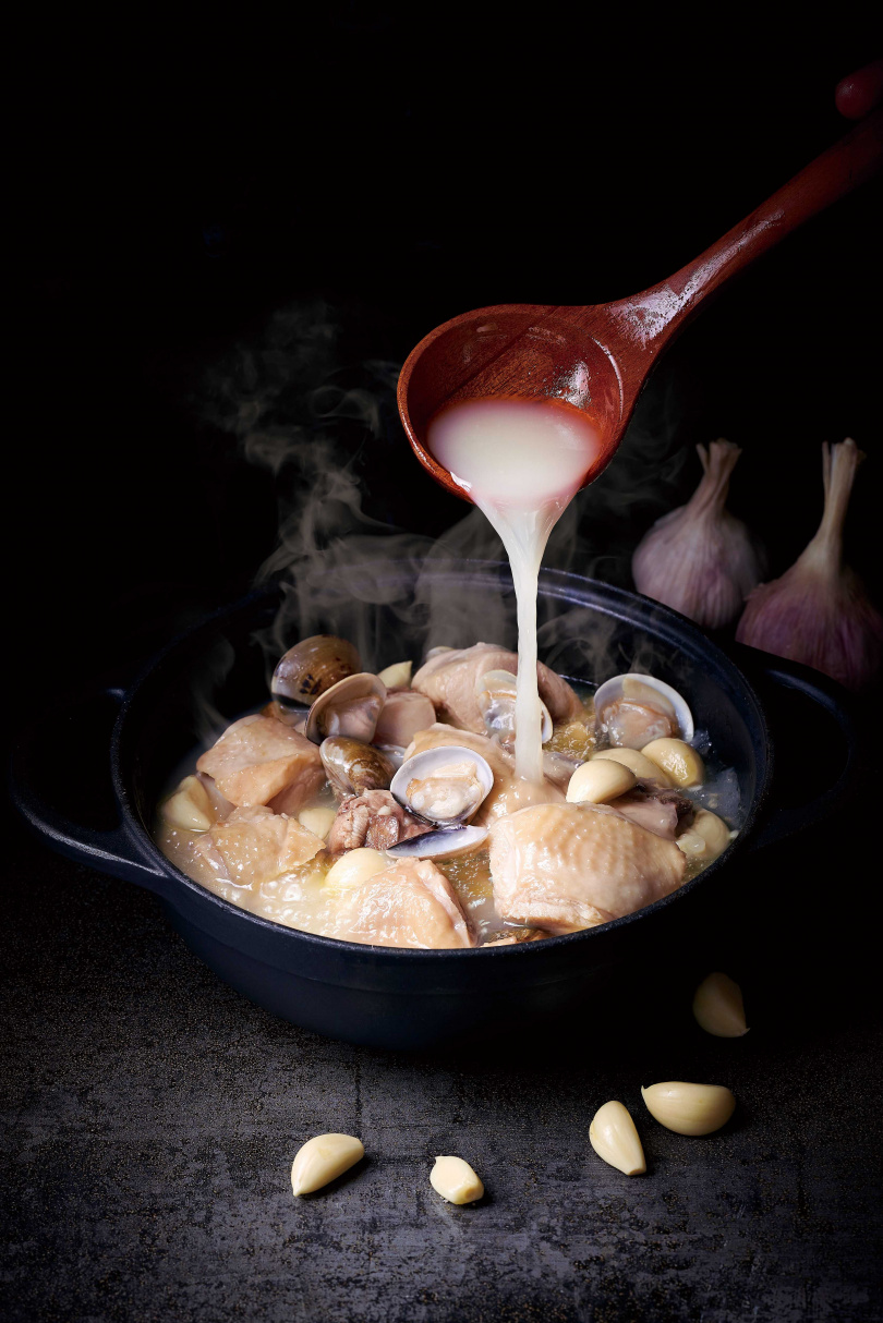 金銀蒜頭蛤蜊雞鍋，有著滿滿蒜香及蛤蜊的鮮甜海味。