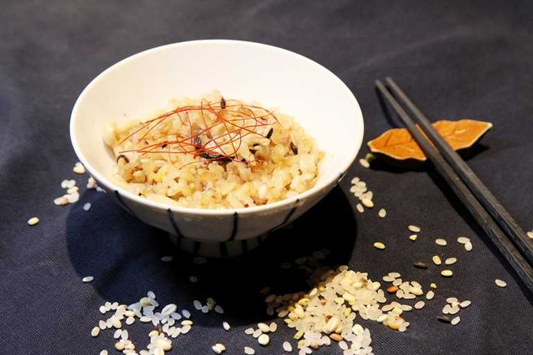 「野菇雞肉炊飯」於健康多穀米裡加入了新鮮菇類、雞肉，以及台北鳥喜獨家的燒鳥醬、獨家煉煮的雞油炊煮，風味鹹香。
