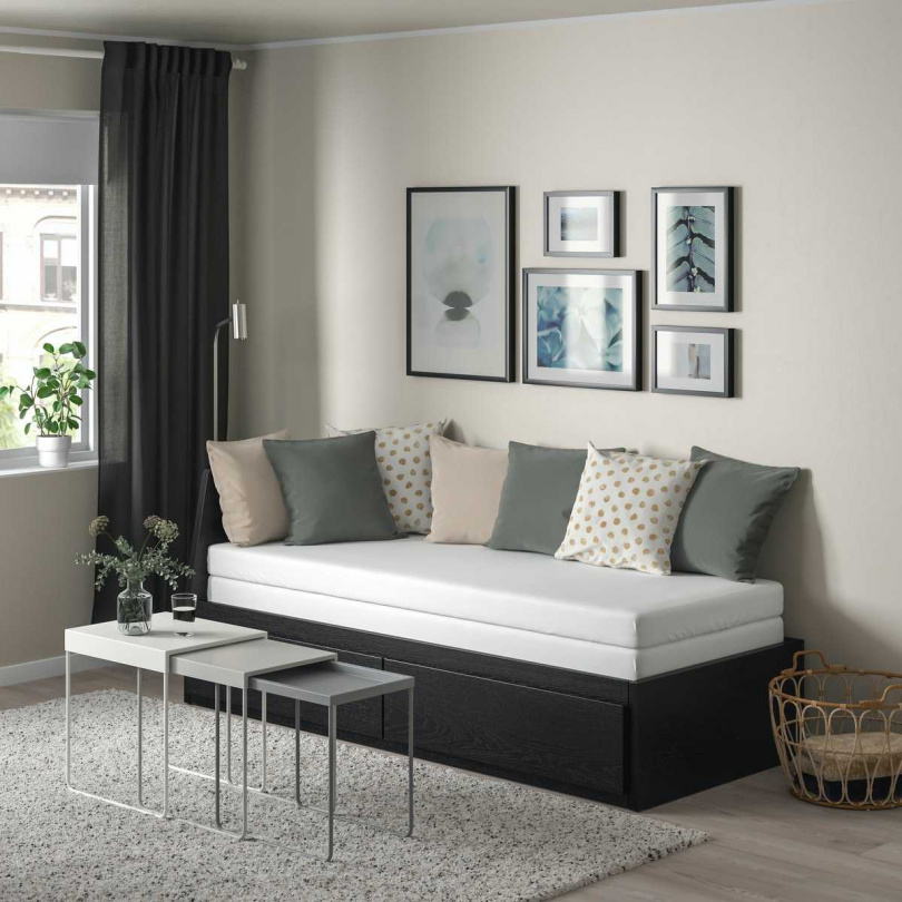 擁有一個舒適、能全然放鬆的居家空間很重要！IKEA桃園店獨家特價的FLEKKE坐臥兩用床框附2抽屜，具有沙發、雙人床以及大抽屜收納等多功能設計，非常推薦小空間使用。