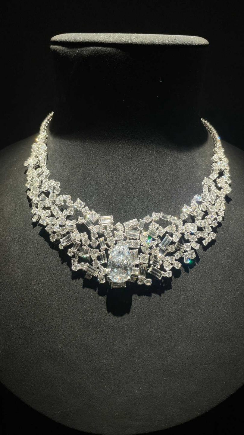 本次展覽最奢華之作： 11.58 克拉 D-FL 梨形切割 Dior Print Vendôme 鑽石項鍊價值新台幣九千八百萬（圖／黃筱婷攝）