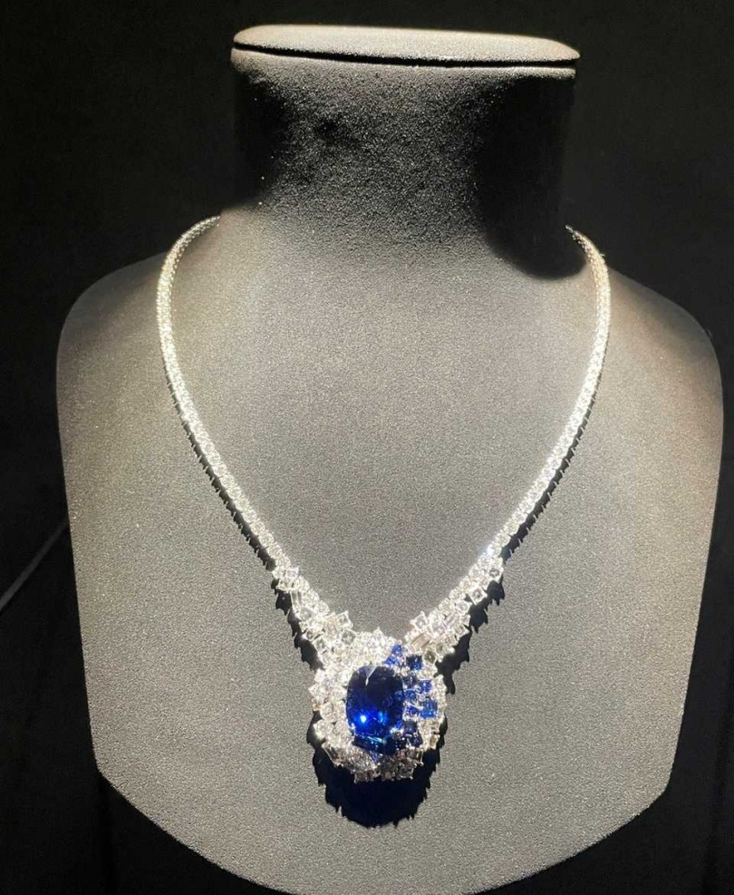 本次展覽第二貴的品項， Dior Print Vendôme 緬甸藍寶石項鍊，價值新台幣六千二百萬（圖／黃筱婷攝影）