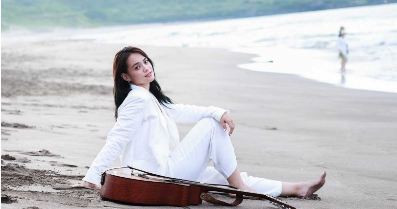 〈追浪〉由郭芝吟作詞作曲，來自台東海邊的她，在MV中化身成一位說書人。（圖／有聲音樂提供）