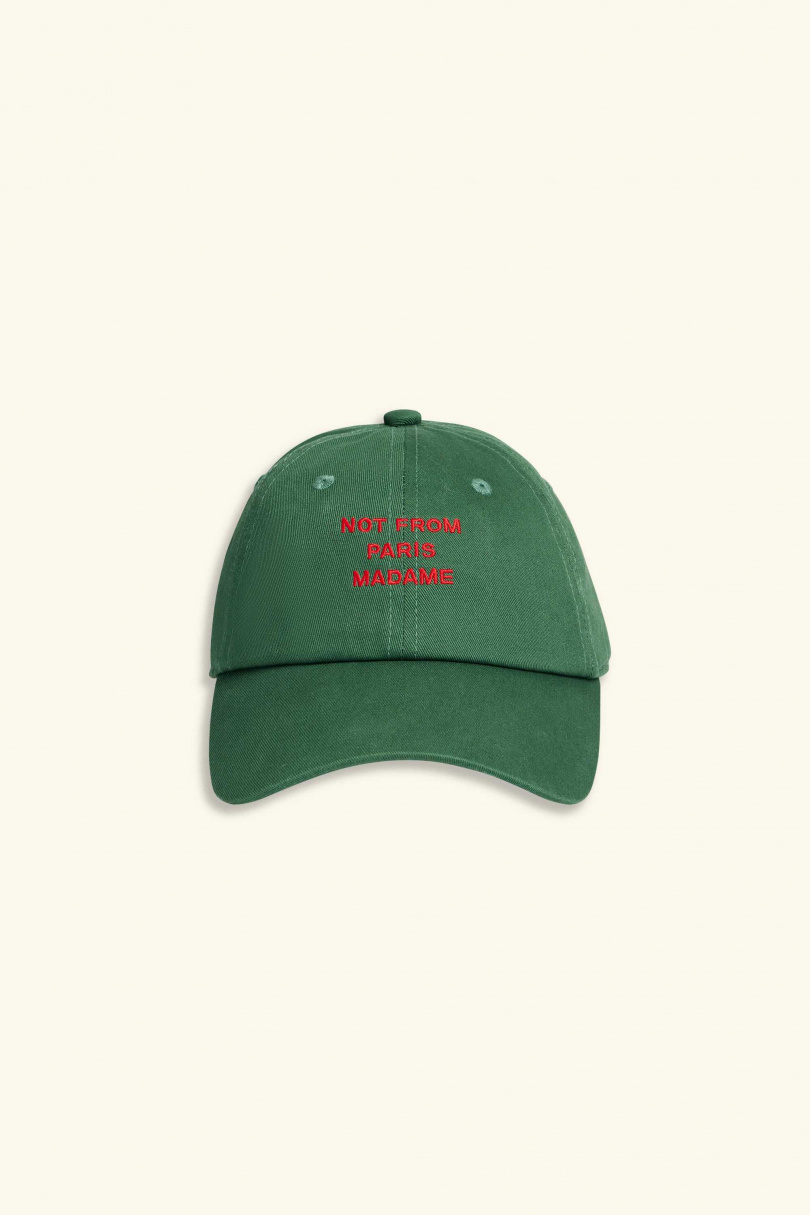   經典棒球帽，以品牌標語 NOT FROM PARIS MADAME 搭配節日紅綠配色，缺棒球帽的朋友，絕對要買起來！  