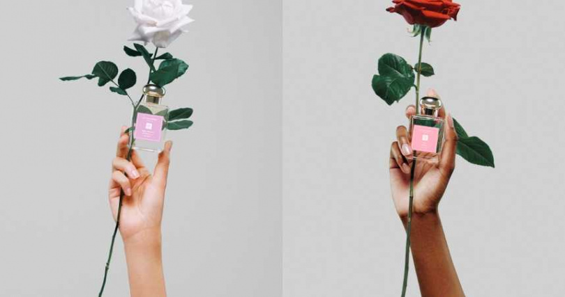 (左)復刻回歸的玫瑰水與香草限定版香水，輕柔優雅的玫瑰花香味道配上香草的香甜，展現甜美迷人香氣。Jo Malone London2023 玫瑰水與香草限定版香水50ml／4,050元。(右)以世界上七款最經典的玫瑰為靈感的浪漫融合，初調從淡淡果香感的檸檬，到細緻的紫羅蘭葉，為玫瑰注入了自然的清澈翠綠氣息。彷彿剛摘採的新鮮玫瑰花束香氣。Jo Malone London2023紅玫瑰限定版香水50ml／4,050元（圖／品牌提供）