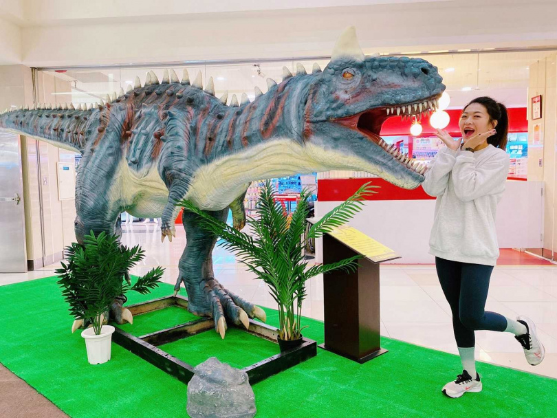 Global Mall自3/30至5/14與推行古生物策展、科普教育的「根目錄文創」合作，打造「恐龍森林探險」特展。