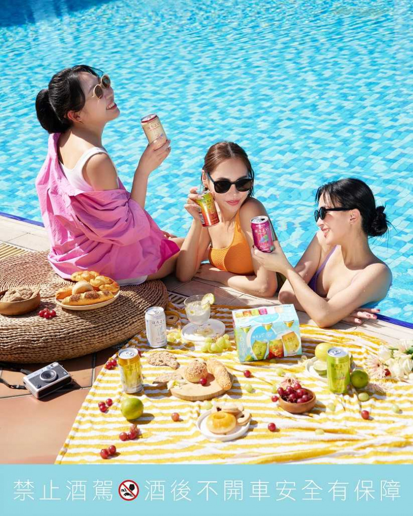 與姊妹相約泳池玩水，搭配微醉酸甜沁涼的口感為夏日降溫，還能拍出多彩繽紛的多巴胺泳衣穿搭美照。