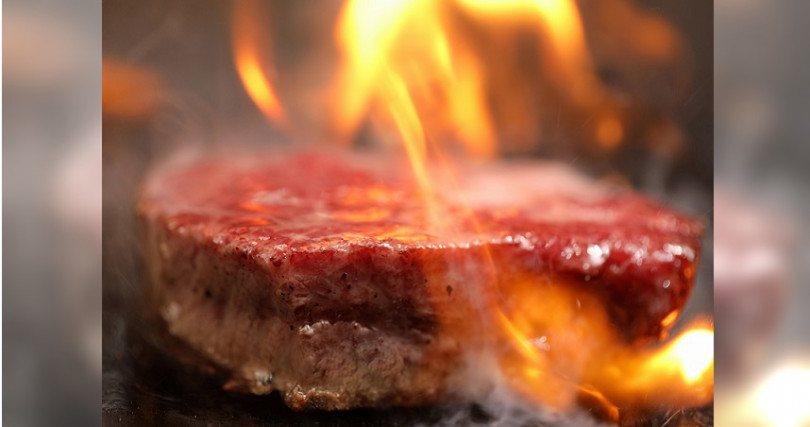 鉄火牛排以鐵板高溫香煎嚴選肉品。（圖／鐵火牛排提供）