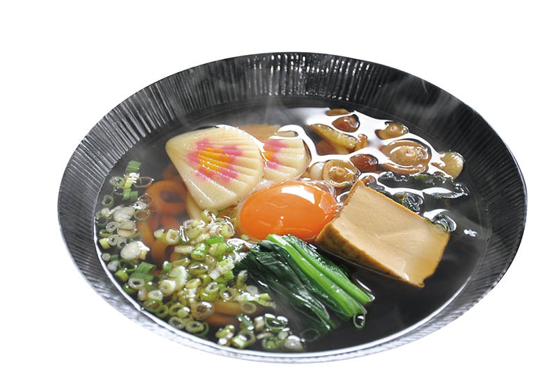 以柴魚煮出琥珀湯色，李佳其的日式烏龍麵，整碗呈現既典雅又誘人。（圖／李佳其提供）