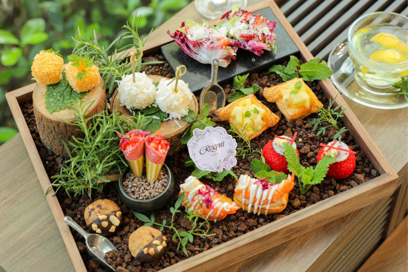 也可以透過「晶華美食到你家」線上點餐平台，訂購「Regent’s Garden 晶華花園午茶饗宴」，將美味與美麗兼具的下午茶帶著走，一起享受花伴野餐的美好氛圍。