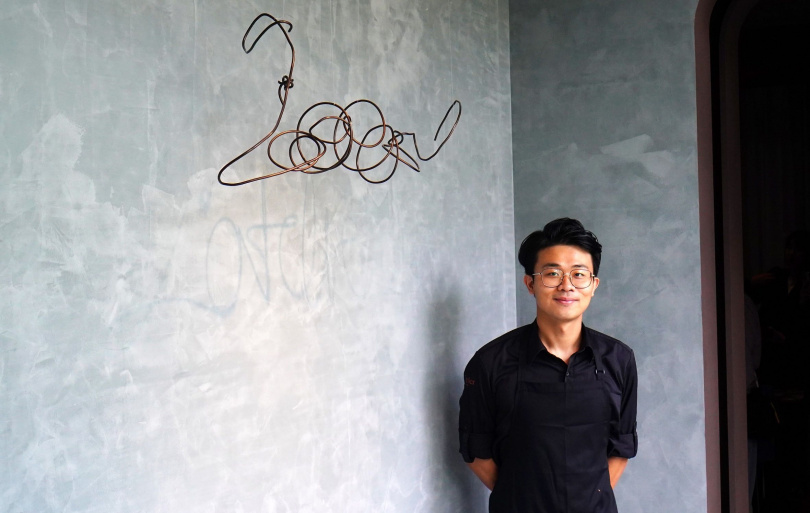 不到30歲的江曜宇在料理中展現歐洲與亞洲元素的趣味融合，餐廳之名來自法文中的工作坊「L’Atelier」加上主廚名字的「Yao」結合而成。