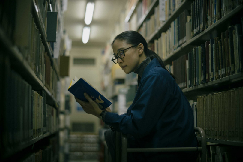 蒼井優在《宛如阿修羅》飾演圖書館員三姐瀧子。（圖／Netflix提供）