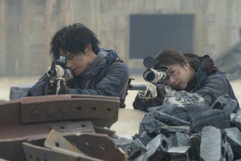 電影開場，中島健人與milet穿上帥氣的戰鬥服，過足科幻槍戰動作片戲癮。（圖／甲上娛樂提供）