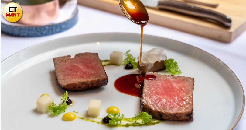 「柴燒熟成美國紐約客」以焦化奶油為牛肉賦予乳香與堅果香氣,搭配醇厚的威士忌醬汁相得益彰。(4,980元套餐主菜,圖/焦正德攝)