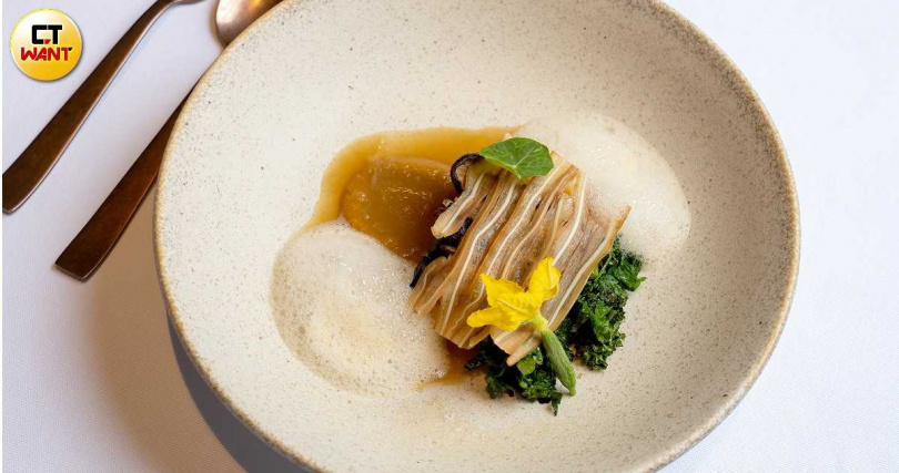 「煙燻豬耳朵」以自家發酵的酸白菜醬、青蘋果與南薑泡泡一掃暑氣,脆彈豬耳朵下還藏有口感較軟的馬鈴薯麵疙瘩。(圖/焦正德攝)