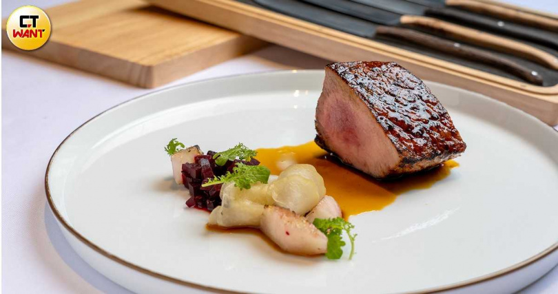 富有彈性不乾柴的「乾式熟成雲林究好豬里肌」使用法式里肌部位並刷上香料蜂蜜醬,在炭香上又多了絲甜香。(4,800元套餐主菜,圖/焦正德攝)