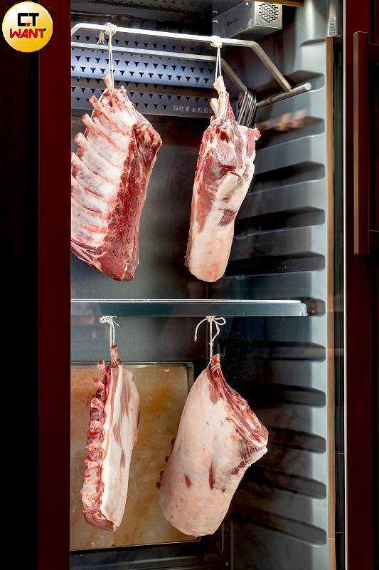 焰28設有專屬熟成冰箱精準控制溫、濕度,讓乾式熟成肉品能展現更好的風味與質地。(圖/焦正德攝)