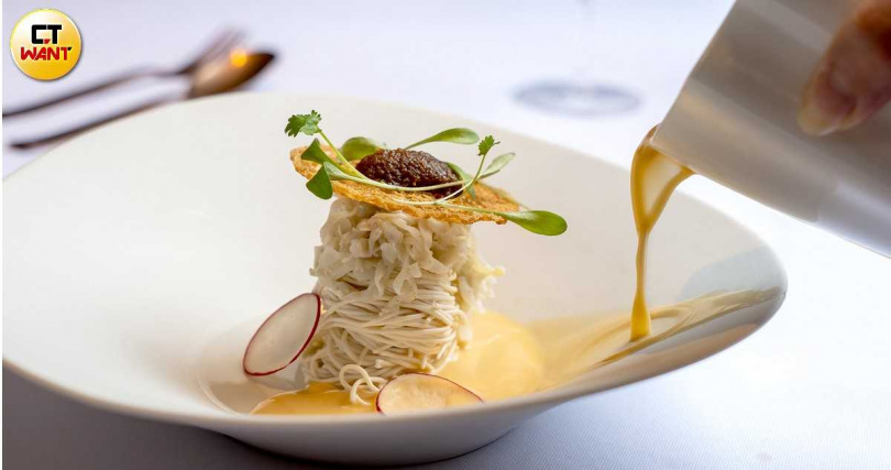 「小卷濃湯」湯底以熟成魚骨、蛤蜊與炭烤小卷熬煮,讓濃鮮的大海滋味在口中迸發,是讓人能「吃得懂」的小吃變奏。(圖/焦正德攝)