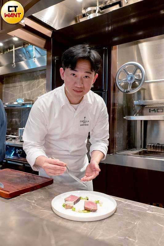 主廚王偉榮Lance在套餐設計上傾向循序漸進,讓客人從開胃菜開始慢慢感受到炭火、煙燻在不同地方的表現,到了主菜再直拳出擊。(圖/焦正德攝)