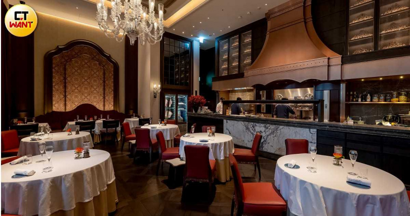 焰28空間以古典歐洲氛圍為靈感,大理石吧檯後的銅色壁爐、跳動的火光成為視覺焦點。(圖/焦正德攝)