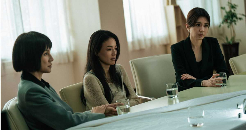 賈靜雯既是冷靜的律師，也是受害者家屬。（圖／Netflix提供）