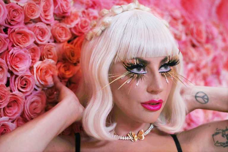 美國歌手女神卡卡（Lady Gaga）佩戴Tiffany & Co.「Tiffany Jewel Box」高級珠寶系列「FLIGHT」18K金鑽石項鍊，閃耀「大都會藝術博物館慈善晚宴（MET Gala）」紅毯。（圖╱Tiffany & Co.提供）