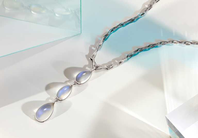 Tiffany & Co.「Tiffany Jewel Box」高級珠寶系列「MOSAIC」鉑金吊墜，鑲嵌總重121克拉的梨形切割和橢圓形凸圓面月光石，及總重14克拉的圓形明亮式切割鑽石。（圖╱Tiffany & Co.提供）