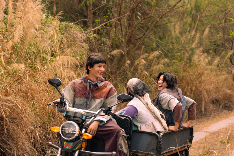 許光漢（右）在《他年她日》中十分疼愛照顧飾演弟弟的陳澤耀（左）。（圖／甲上娛樂提供）