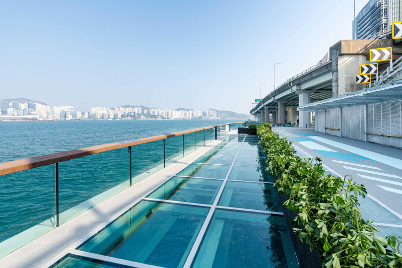 北角東岸板道貫通炮台山至鰂魚涌海濱，提供步行、跑步及單車共享空間，並設有玻璃觀景台讓遊人可感受腳下的維港。（圖／香港政府發展局提供）