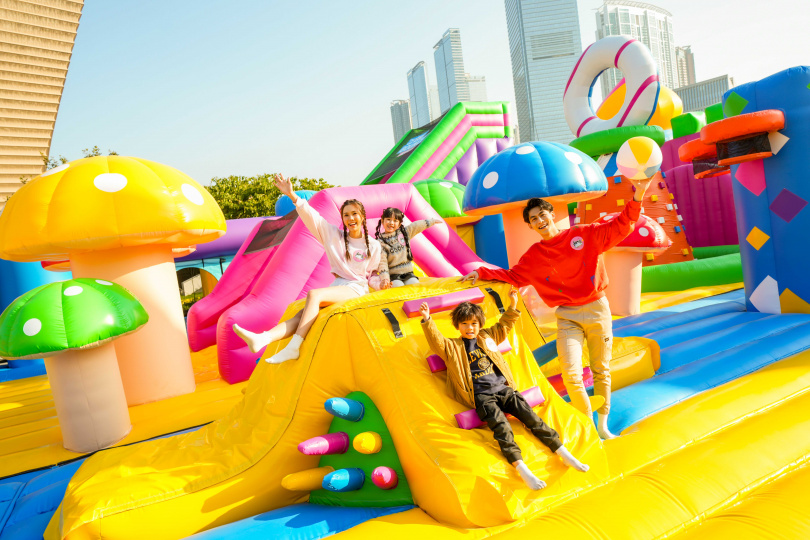 全球最大彈跳體驗Big Bounce世界巡迴香港站於西九文化區登場，結合超巨型充氣設施與夜間音樂燈光，打造親子與潮人同樂的放電新熱點。（圖／Big Bounce提供）