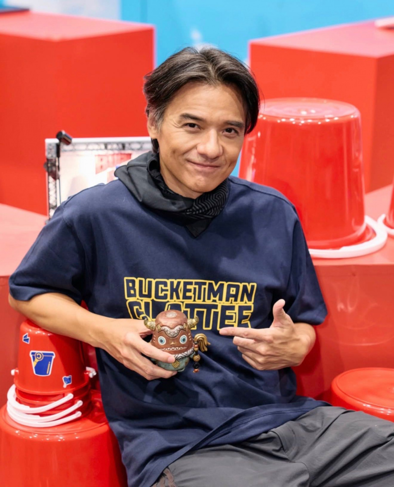生日蛋糕以馮德倫設計的公仔「BUCKET MAN」為主角,沙漠場景與角色細節充滿巧思。(圖/翻攝IG)