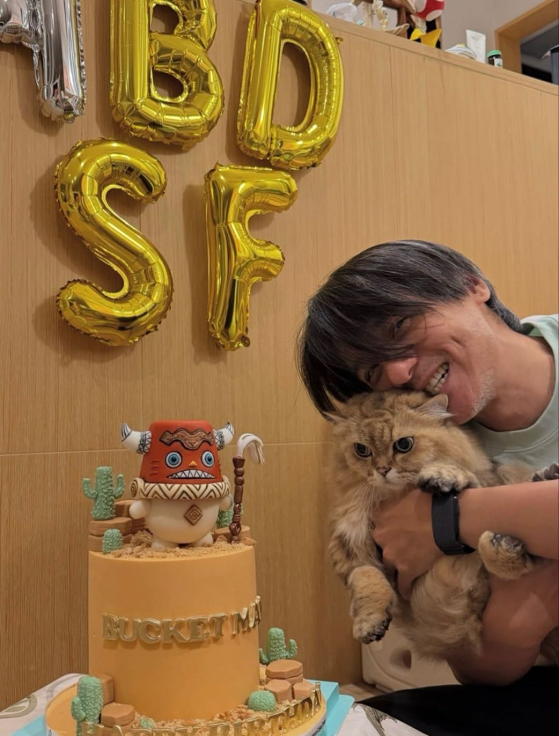 馮德倫抱著家中愛貓一起慶生,貓咪的無奈表情意外成為照片亮點。(圖/翻攝自舒淇IG)