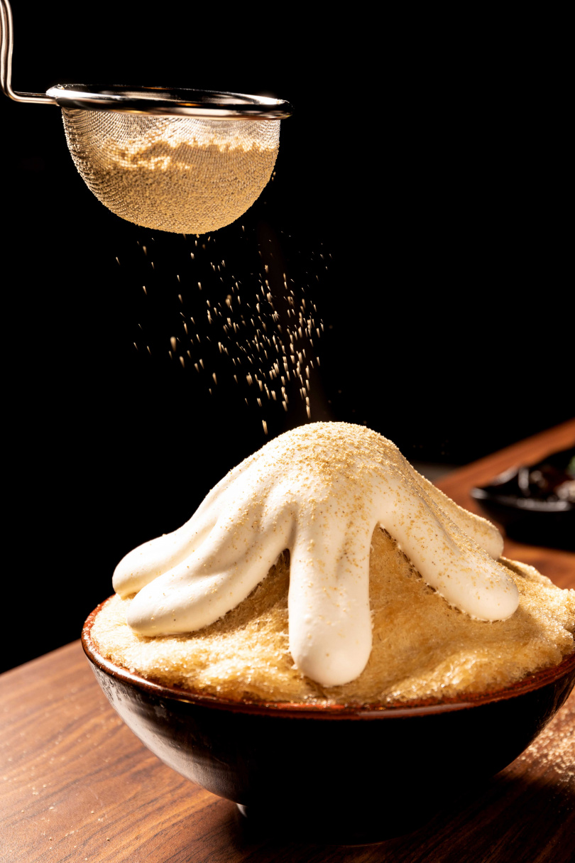 「白頭山雪冰」在覆蓋奶霜的黑糖雪冰上撒下黃豆粉，看起來既夢幻又可愛。(180元)