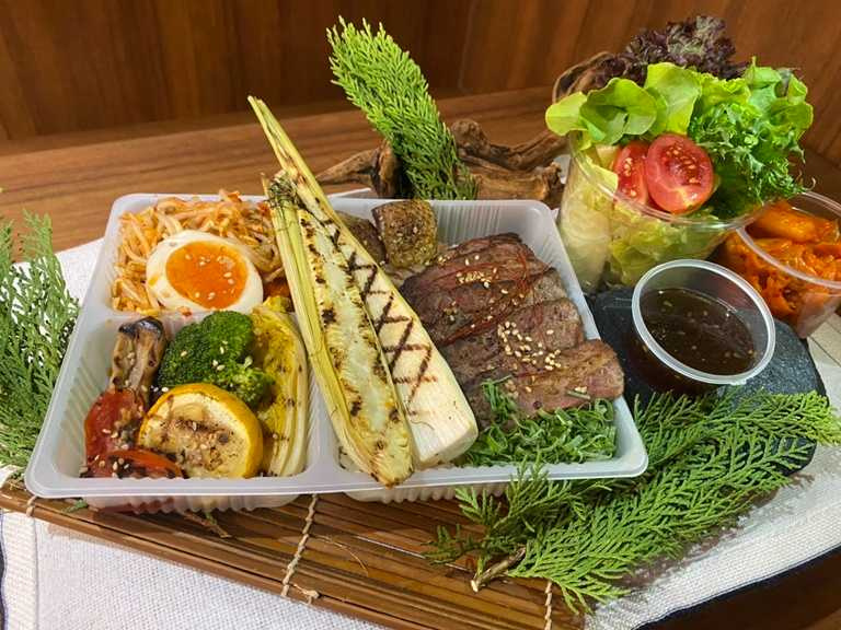 杉本黑毛和牛一頭切 日式套餐外帶組合，搭配上11種新鮮蔬食及生菜沙拉，最低只要238元起。