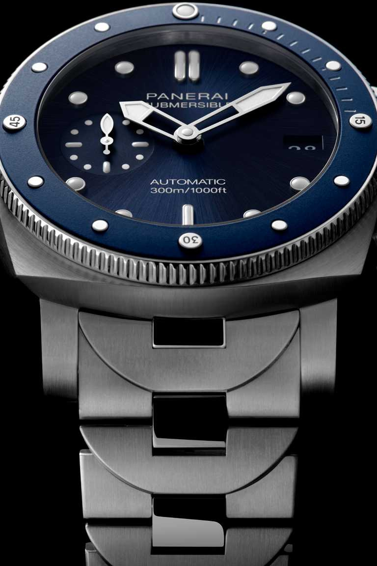 此為PANERAI第一款採用精鋼錶鍊的Submersible 42毫米專業潛水腕錶，錶鍊造型完美呼應錶冠護橋設計，經拋光和磨砂交替潤飾後更顯矚目。（圖╱PANERAI提供）