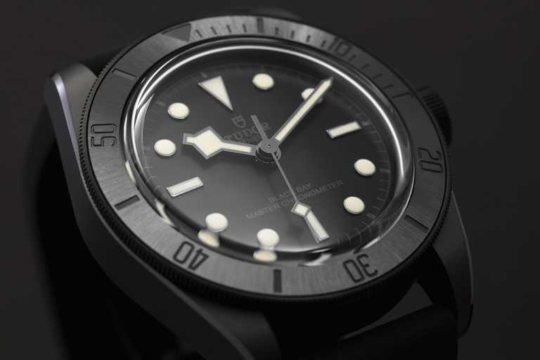 TUDOR「Black Bay Ceramic碧灣陶瓷」型腕錶，黑色錶面、米白色夜光塗層立體終點標記，在錶盤形成鮮明對比。（圖╱TUDOR提供）