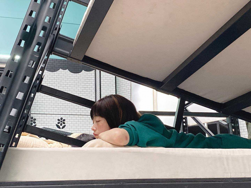 《魷魚遊戲》中的床舖實在太好睡，李瑜美經常躺在上面。（圖／截自李瑜美IG）