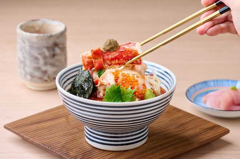 日本橋海鮮丼辻半同時推出了精選頂級帝王蟹的<雪>海鮮珠寶盒，喜愛帝王蟹的饕客們千萬不能錯過。（999元）