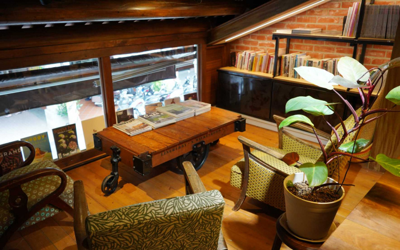 2樓閱覽空間連家具設置都考量入座後的高度與視野，並設置老件沙發區可以悠然品味屬於自己的閱讀時光。（圖／魏妤靜攝）