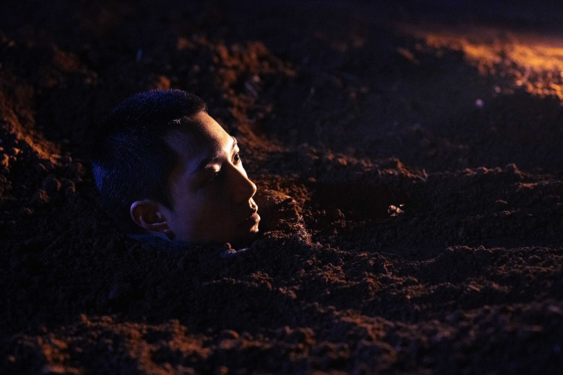 蔡凡熙劇中被活埋刑求，整個人被埋入土中只露出一顆頭。（圖／Disney+ 提供）