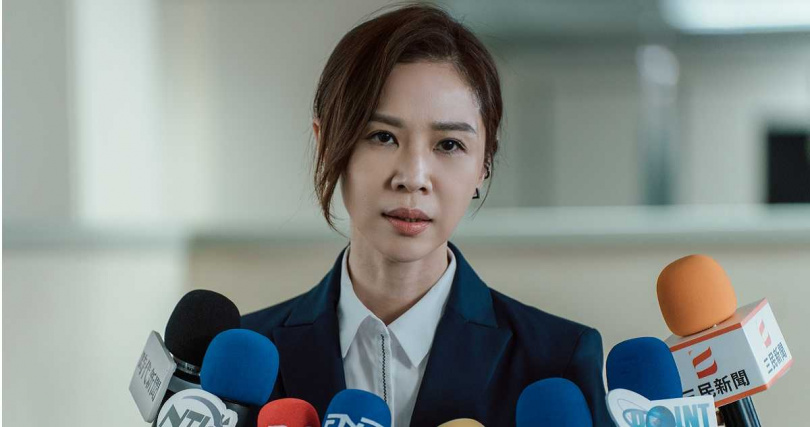 謝盈萱在《人選之人—造浪者》飾演黨部發言人，在選戰期間擔任候選人幕僚。（圖／Netflix提供）