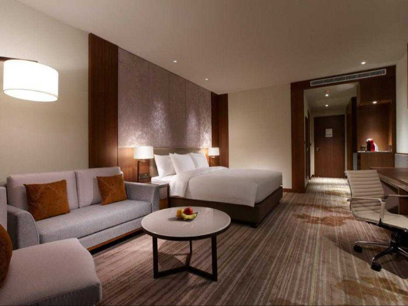 台北「六福萬怡酒店」於「2023大稻埕夏日節」期間推出住房專案，專案包含一泊二食入住豪華客房。