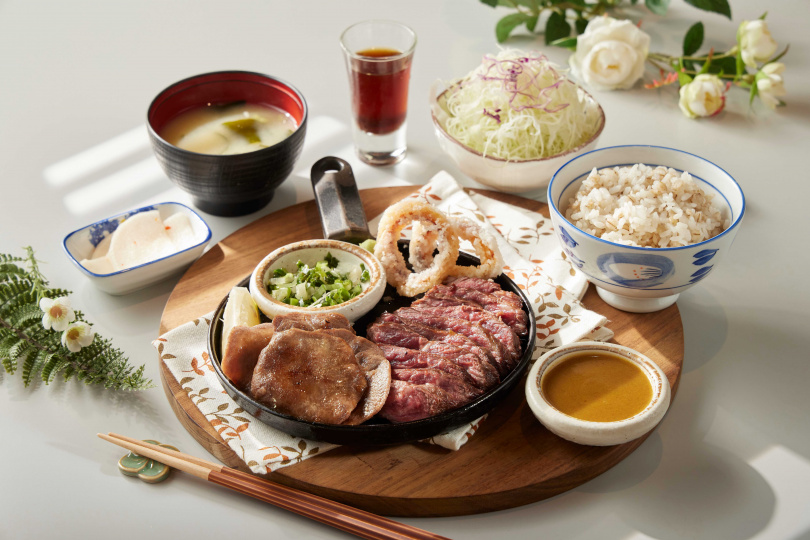 來自日本的「京都勝牛」以薄切牛舌推出牛舌饗宴，兩款全新料理「牛舌魷魚鐵板牛排」，和「烤牛舌炸翼板牛排雙饗」。