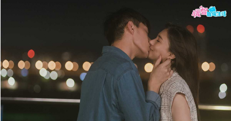《機智職場生活》正牌男友鍾世安(左)與鄭芯恩深情接吻。（圖／LINE TV）