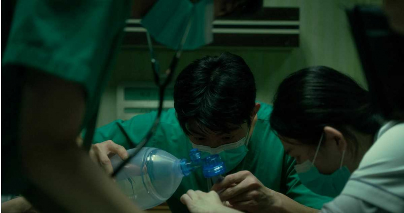 王柏傑《疫起》飾胸腔科醫師 為求手術畫面真實呈現下足苦功。（圖／Netflix提供）